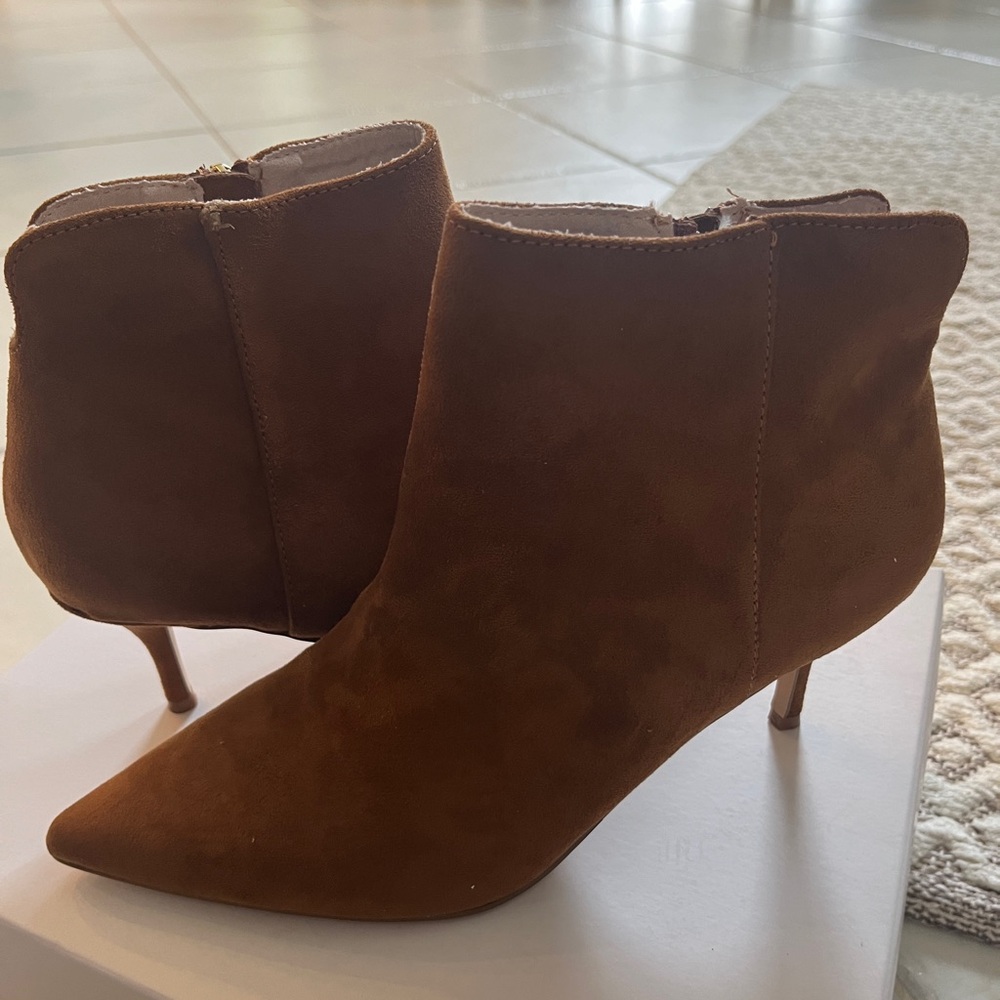Charles David suede bootie kitten heel size 81/2. never worn